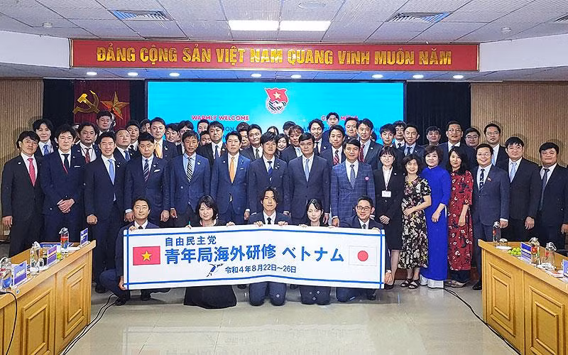 Các đại biểu Trung ương Đoàn và Ban Thanh niên của Đảng LDP (Nhật Bản) tại buổi làm việc. Dòng chữ trên biểu ngữ là “Đoàn đại biểu Ban Thanh niên của Đảng LDP thăm và làm việc tại Việt Nam”.