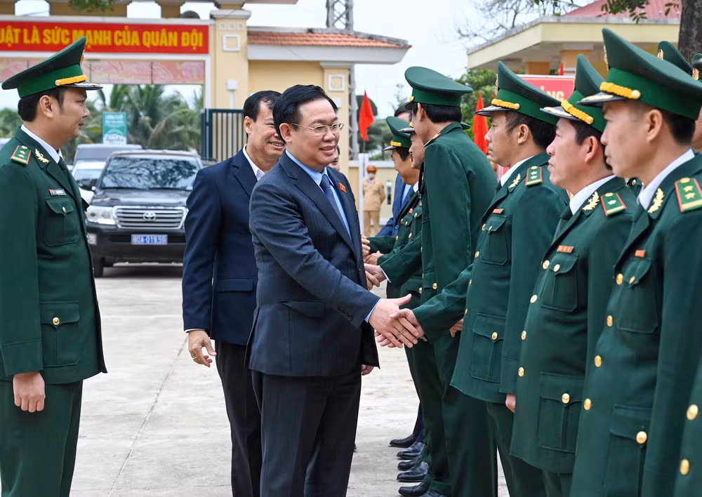 Chủ tịch Quốc hội Vương Đình Huệ với cán bộ, chiến sĩ Đồn Biên phòng Nhật Lệ.