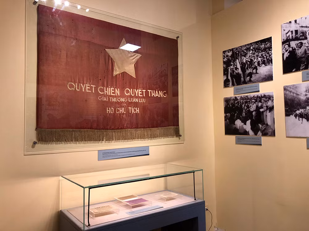 Lá cờ Quyết chiến Quyết thắng, hiện vật gốc được trưng bày tại triển lãm.