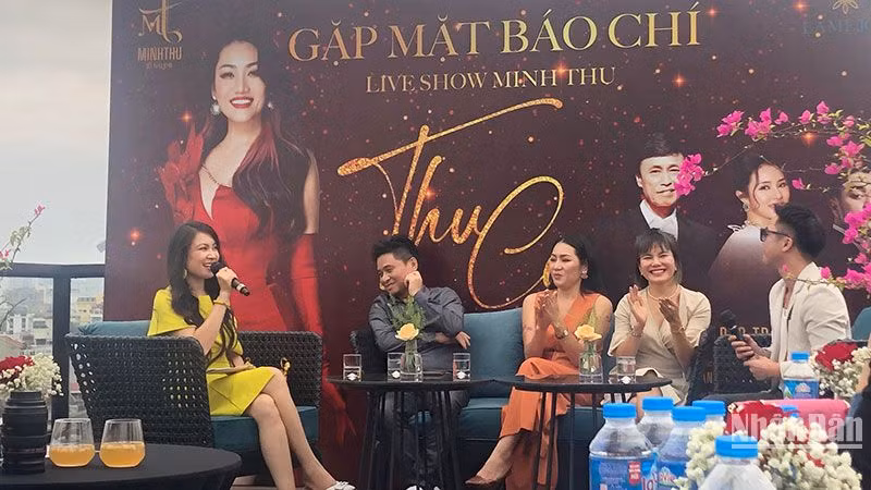 NSƯT Minh Thu cùng ê-kíp sản xuất liveshow và MC, nhà văn Di Li.