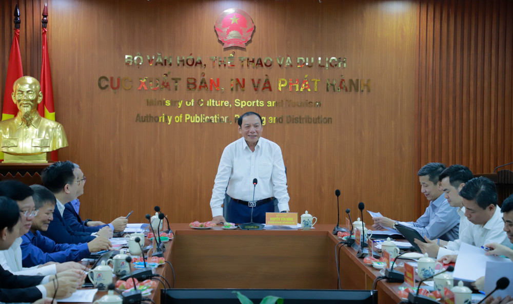 Bộ trưởng Văn hóa, Thể thao và Du lịch Nguyễn Văn Hùng làm việc với Cục Xuất bản, In và Phát hành. (Ảnh: Bộ Văn hóa, Thể thao và Du lịch)