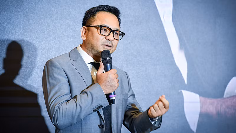 Ông Nguyễn Thùy Dương, Chủ tịch IB Group Việt Nam, Giám đốc sản xuất chương trình chia sẻ tại buổi họp báo.