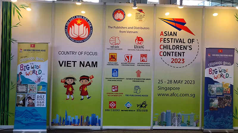 Các đơn vị xuất bản của Việt Nam tham gia Hội sách.
