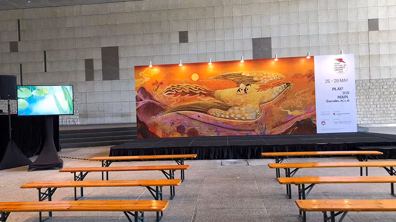 Bức tranh trong cuốn “Tìm Mẹ và các truyện dân gian khác” (Phạm Rồng vẽ) của NXB Kim Đồng đã được BTC Hội sách lựa chọn làm sân khấu chính.