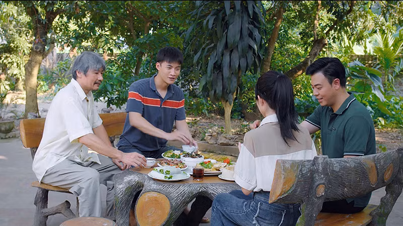 Cảnh gia đình ông Nhân quây quần trong phim. (Ảnh: VFC)