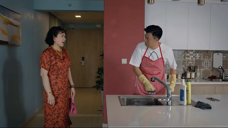 Tuấn Tú và "mẹ vợ" NSƯT Minh Hòa trong một cảnh phim.