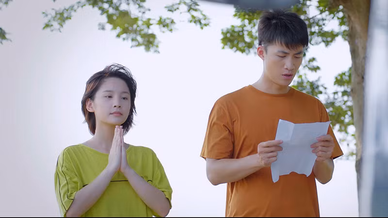 Duy Khánh trong một cảnh quay gây cười của phim.