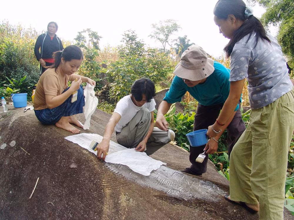 Lưu lại hình khắc trên đá cổ. Lưu lại hình khắc trên đá cổ.
