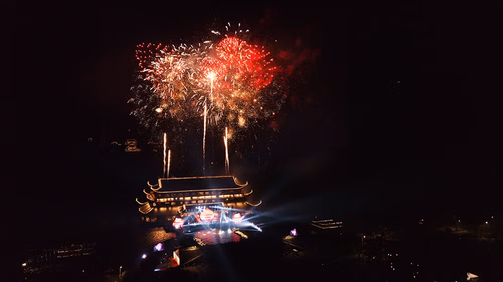 Màn pháo hoa rực rỡ trong chương trình.