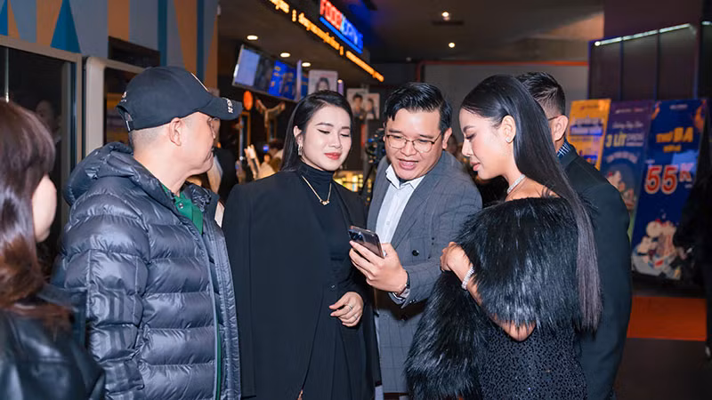 Ê-kíp làm phim đang chia sẻ tin vui doanh thu từ hệ thống rạp Thành phố Hồ Chí Minh. (Ảnh: Ê-kíp làm phim)