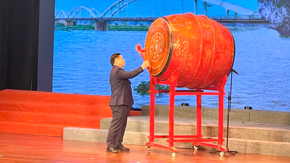 Đồng chí Nguyễn Trọng Nghĩa đánh trống khai mạc Ngày thơ Việt Nam 2025.