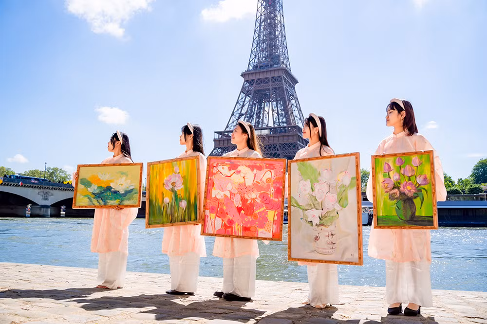 Bộ sưu tập được giới thiệu tại Paris.
