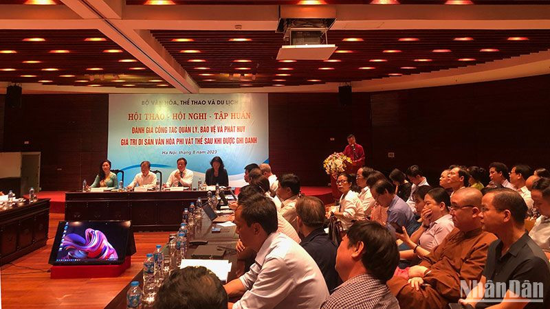 Đông đảo chuyên gia, nghệ nhân dân gian, nhà quản lý đã đến dự hội nghị.