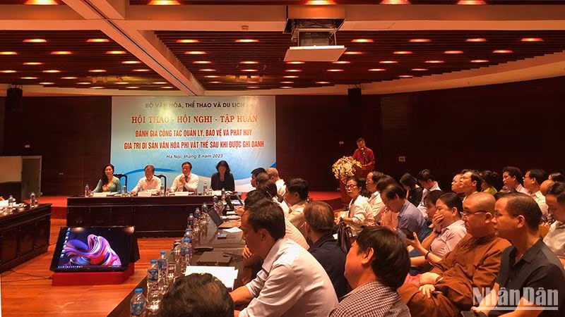 Đông đảo chuyên gia, nghệ nhân dân gian, nhà quản lý đã đến dự hội nghị.