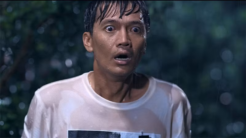 Quang Tuấn trong một cảnh dầm mưa.