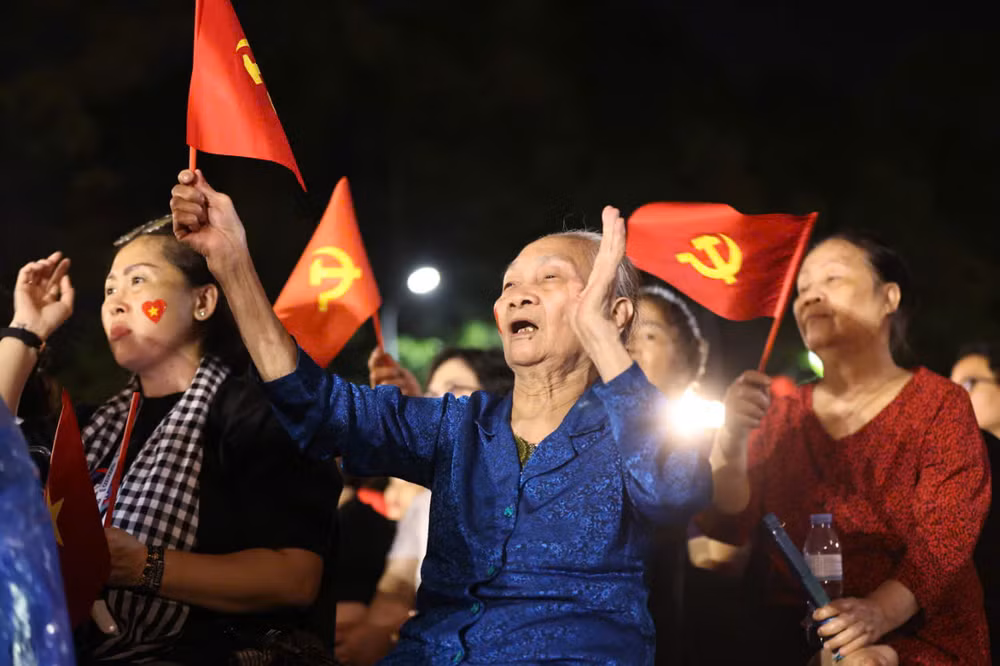 Khán giả nhiệt tình cổ vũ các nghệ sĩ.