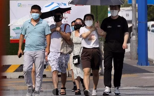 Người dân di chuyển tại Thượng Hải, Trung Quốc. (Ảnh: THX/TTXVN)