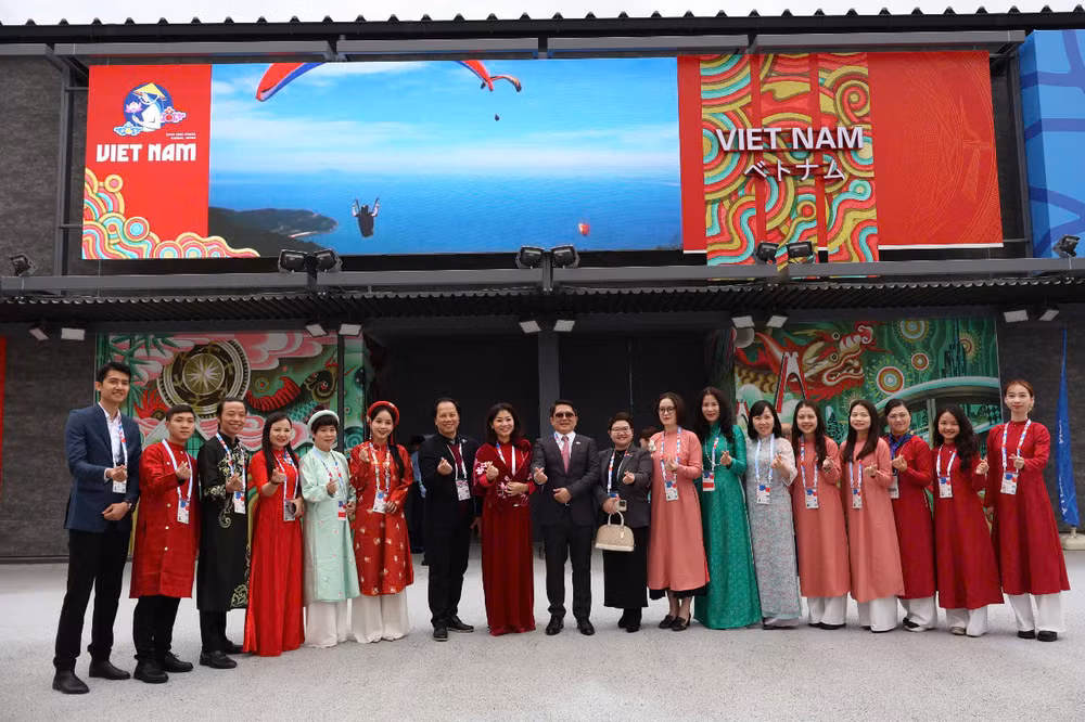Lãnh đạo và cán bộ Nhà Triển lãm Việt Nam chụp ảnh cùng Tổng lãnh sự Việt Nam tại Osaka.