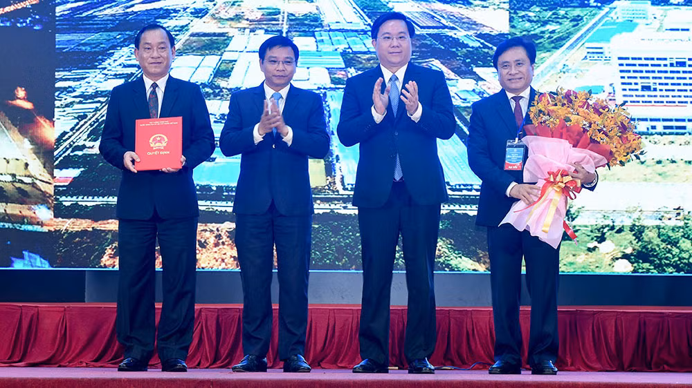 Bộ trưởng Giao thông Vận tải trao Quyết định của Thủ tướng Chính phủ.