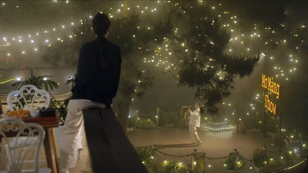 Nghệ sĩ Ưu tú Việt Anh chơi kèn trong một phân cảnh.