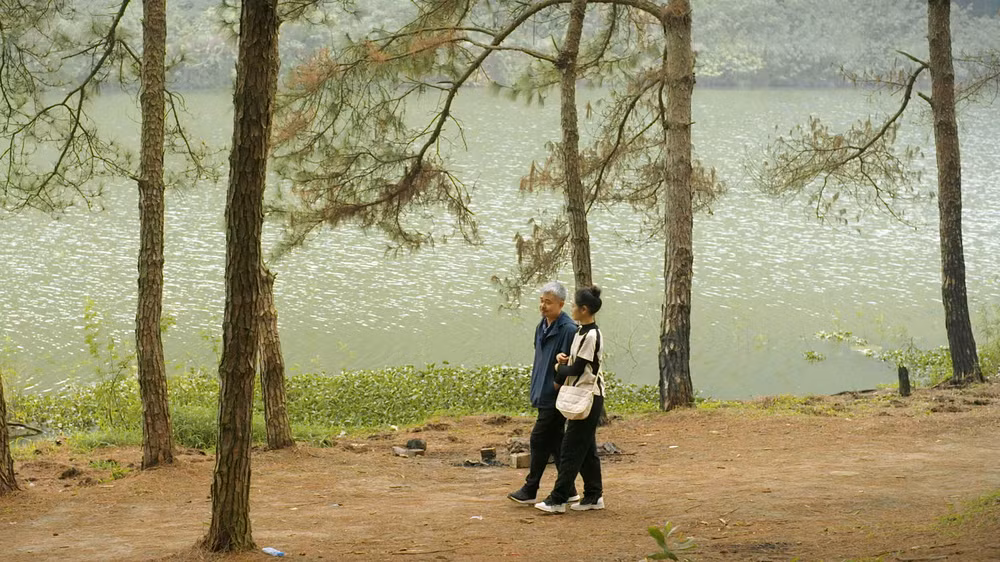 Cảnh trong phim "Những nẻo đường gần xa". (Ảnh: VFC)