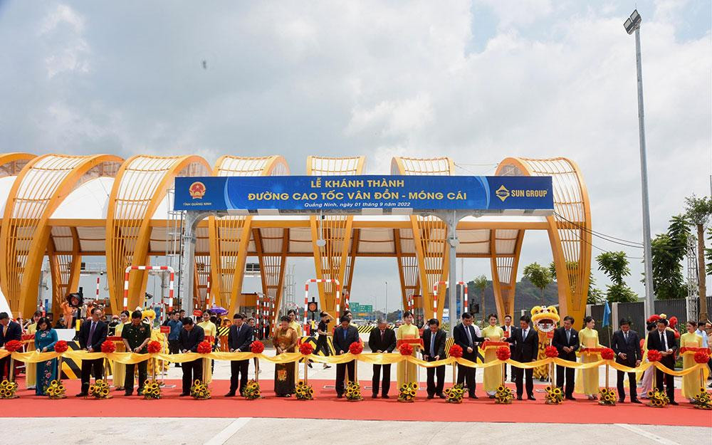 Lễ cắt băng khánh thành tuyến cao tốc Vân Đồn-Móng Cái. (Ảnh: TRẦN HẢI)