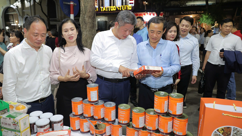 Trưng bày, giới thiệu các sản phẩm đặc trưng của Lâm Đồng. Trưng bày, giới thiệu các sản phẩm đặc trưng của Lâm Đồng.