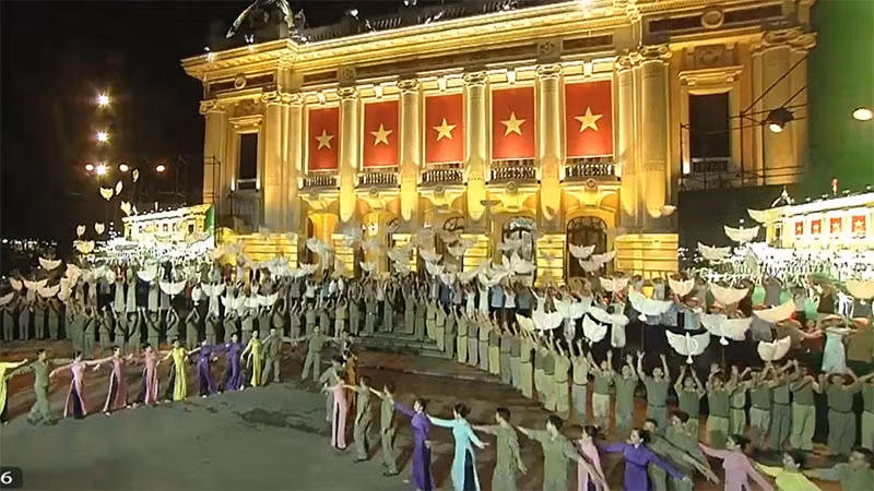 Hình ảnh những cánh chim tung bay lên cao được biểu hiện bằng những điệu múa và màn thả bóng bay. (Ảnh chụp màn hình)