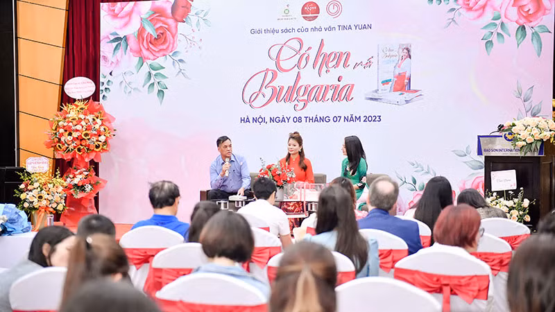Tina Yuan và nhà báo Nguyễn Vũ Cân trò chuyện về cuốn sách cùng MC.