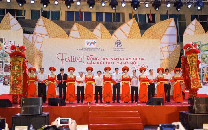 Cắt băng khai mạc chương trình Festival Nông sản, sản phẩm OCOP gắn kết du lịch Hà Nội năm 2022.