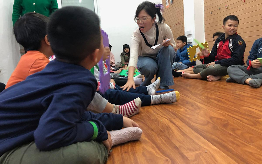 Các em nhỏ cùng cô quản trò chơi trò "Nu na nu nống"