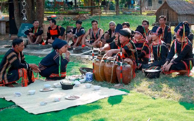 Lễ cúng tại rẫy lúa. (Ảnh: Làng Văn hóa-Du lịch các dân tộc Việt Nam)