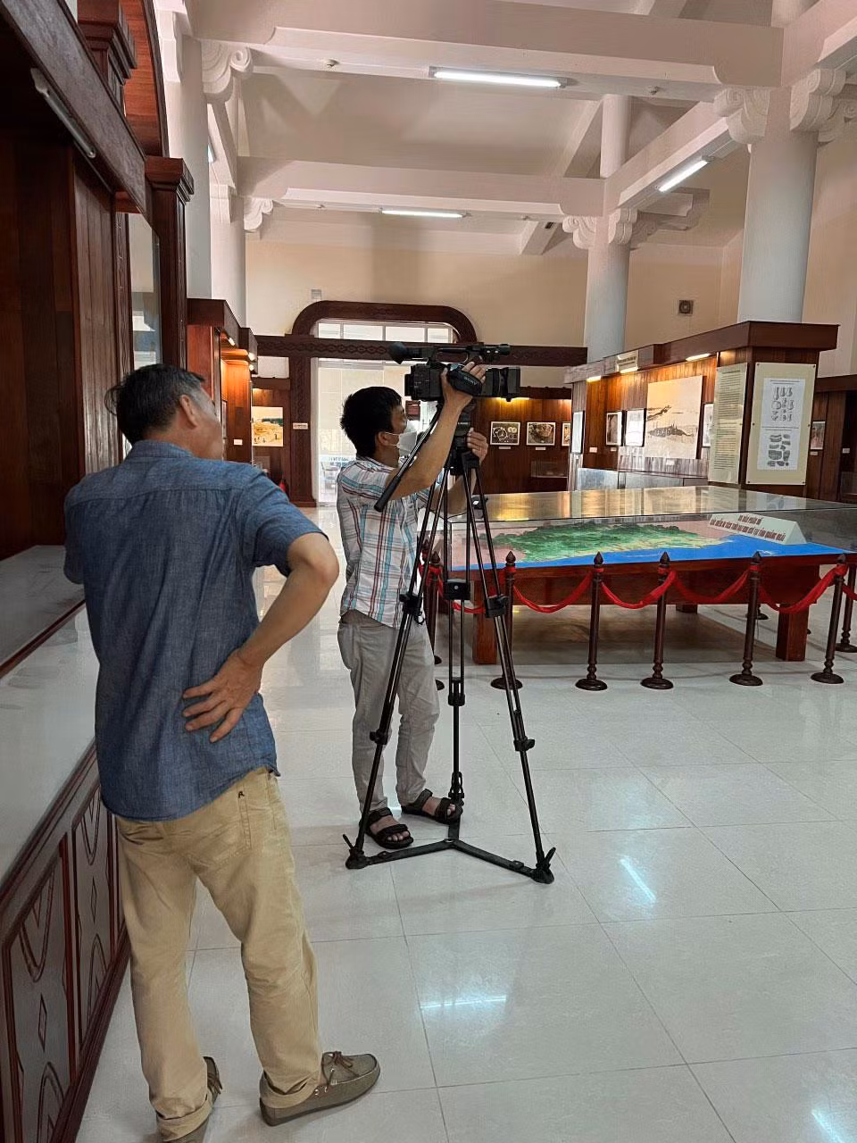 Đoàn làm phim ghi hình tại một bảo tàng trong nước.