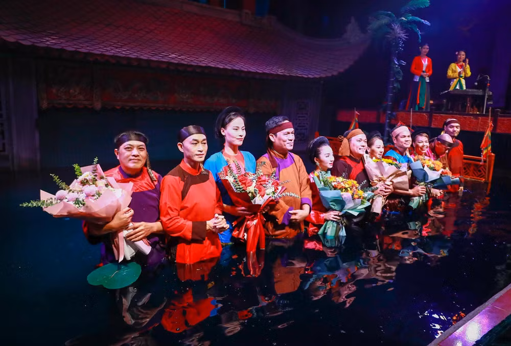 Các nghệ sĩ Nhà hát múa rối Thăng Long tại buổi biểu diễn.