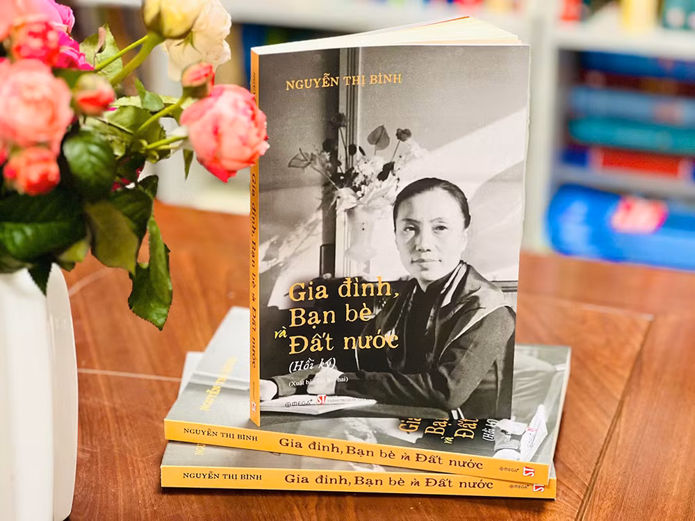  Hồi ký “Gia đình, bạn bè và đất nước” ăn khách và bị làm giả ảnh 1