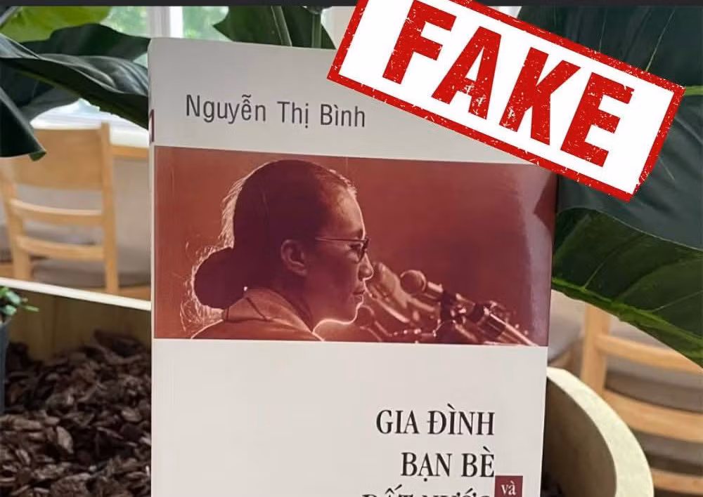 Nhiều bản sách giả được rao bán ngang nhiên.