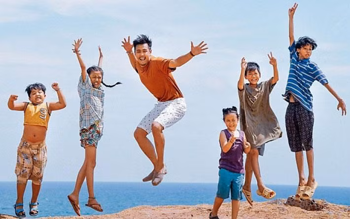 Cảnh phim "Anh thầy ngôi sao". (Ảnh minh họa)