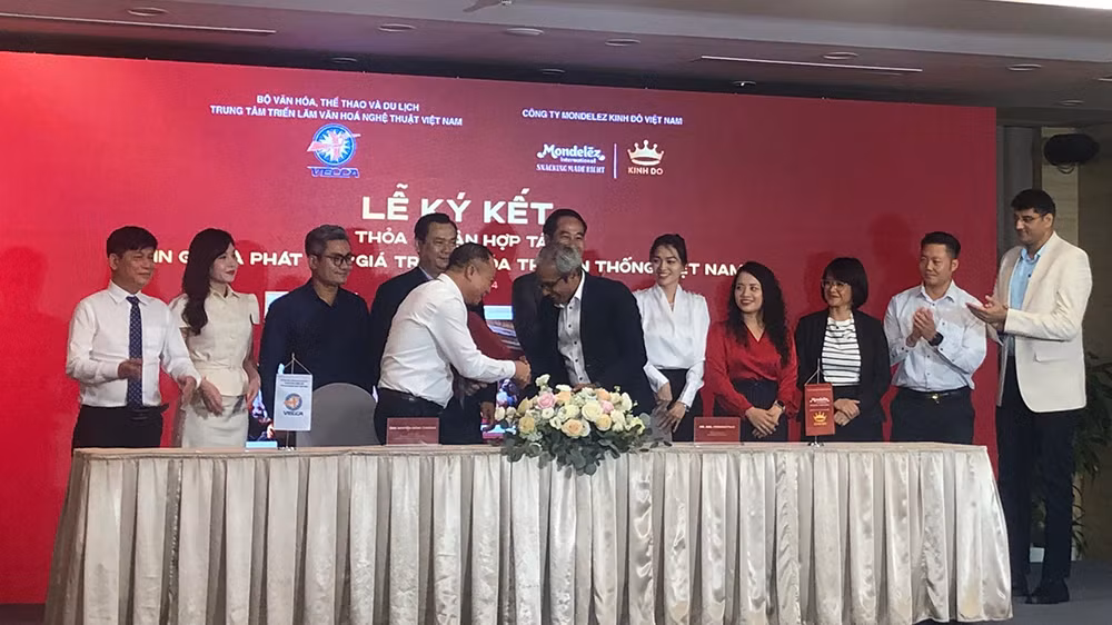 Hai bên trao Biên bản ghi nhớ hợp tác.
