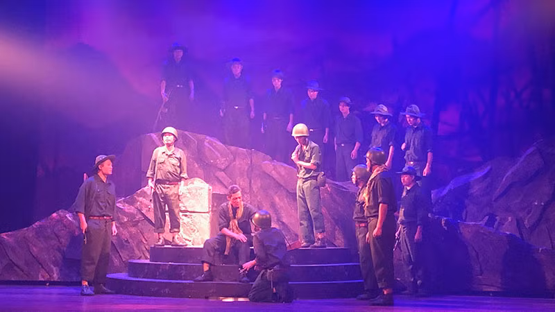 Vở diễn nêu bật tình đồng chí, đồng đội, tình cha con.