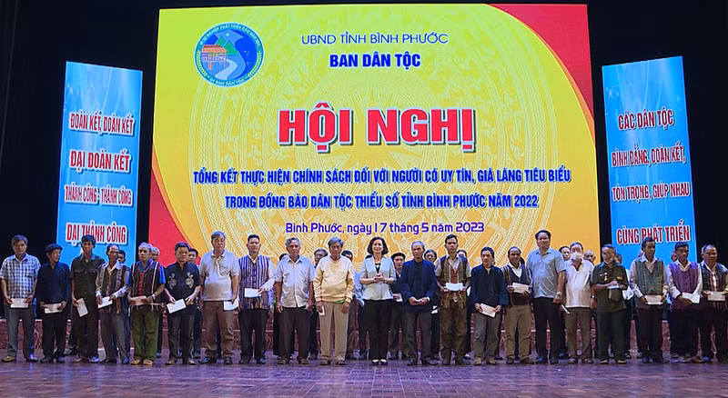 Già làng tiêu biểu, người có uy tín trong cộng đồng chụp ảnh lưu niệm với lãnh đạo tỉnh Bình Phước.