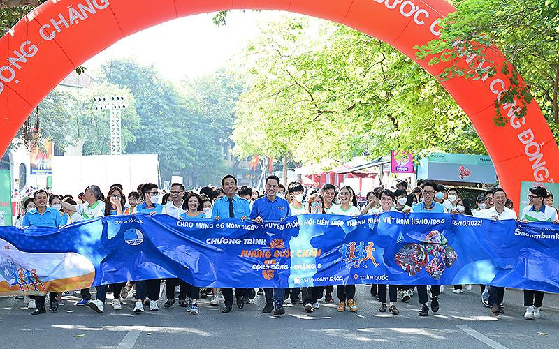 Đại diện các bộ, ban, ngành, đoàn thể, người dân, thanh niên… cùng hưởng ứng chặng 8 chương trình “Những bước chân vì cộng đồng”.