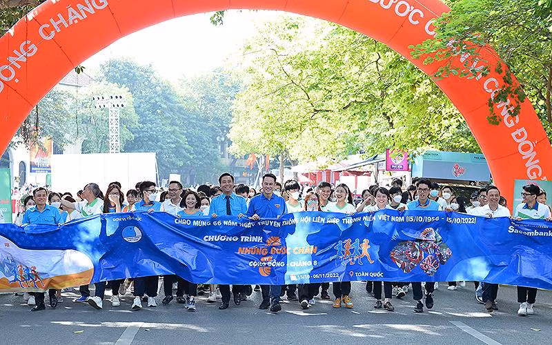 Đại diện các bộ, ban, ngành, đoàn thể, người dân, thanh niên… cùng hưởng ứng chặng 8 chương trình “Những bước chân vì cộng đồng”.