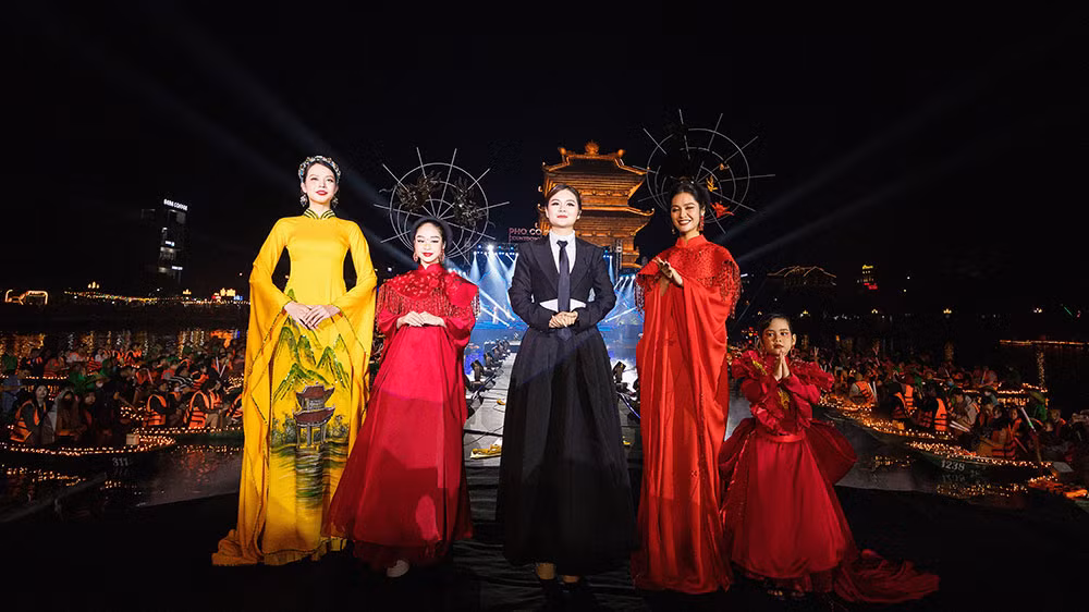 Nhà thiết kế Thạch Linh và đại diện các người mẫu trình diễn hai bộ sưu tập. (Ảnh: Ban tổ chức)