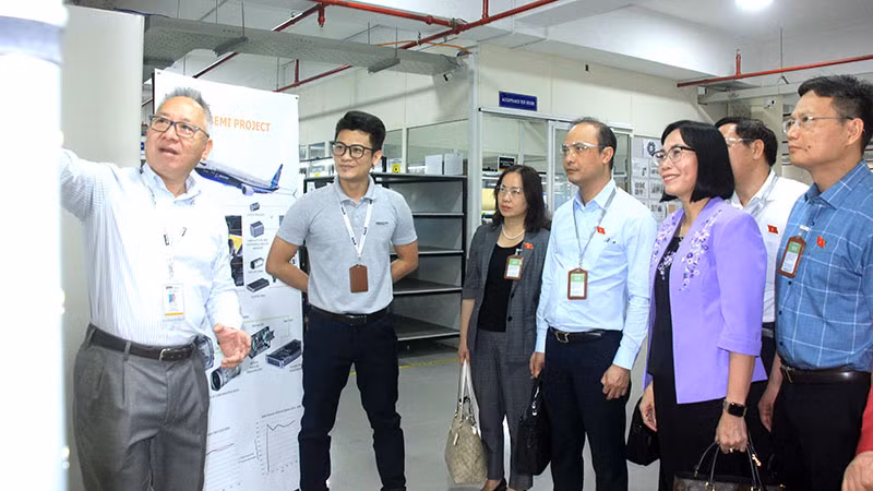 Khảo sát thực tế tại nhà máy của Meggitt Việt Nam.