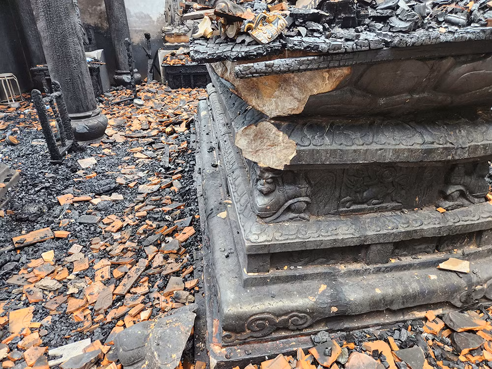 Bàn thờ Phật bằng đá bị nứt vỡ sau vụ cháy.
