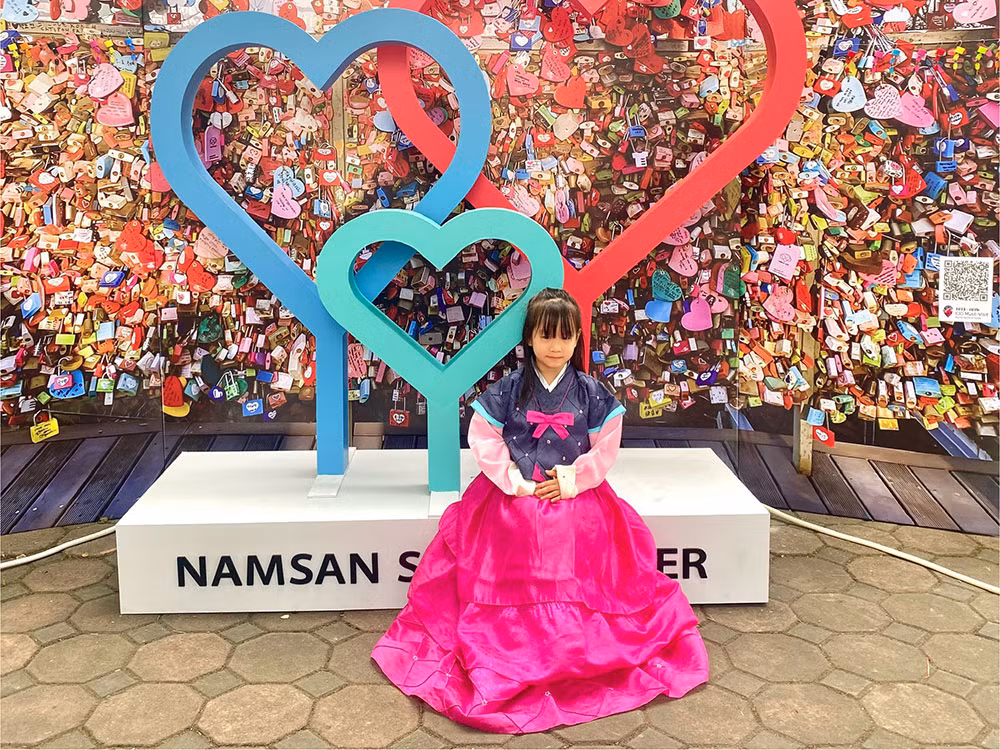 Em nhỏ chụp ảnh trong trang phục truyền thống của Hàn Quốc.