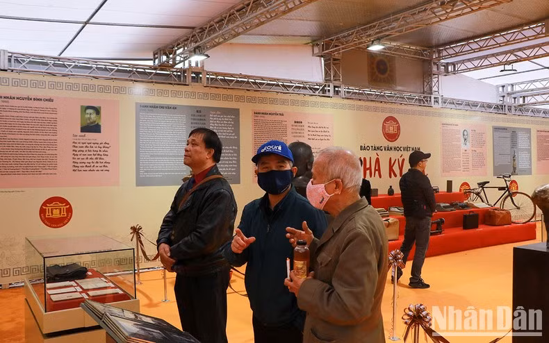 Trưng bày các hiện vật của các nhà thơ của Bảo tàng Văn học Việt Nam tại Ngày thơ năm 2023.