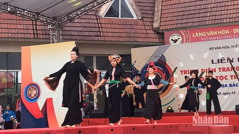 Trình diễn trang phục dân tộc tại Làng.