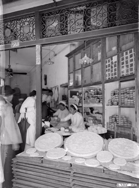 Bánh dẻo cỡ lớn được bày bán tại một cửa hàng ở Hà Nội.(Ảnh trong bộ sưu tập của nhà sử học Dương Trung Quốc)