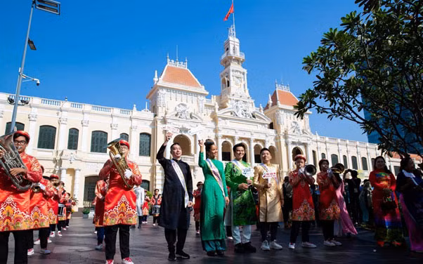 Nhà thiết kế Đỗ Trịnh Hoài Nam – Chủ tịch Câu lạc bộ Áo dài Việt Nam, Hoa hậu H’Hen Niê - Hoa Hậu Hoàn vũ Việt Nam 2017, Top 5 Hoa hậu Hoàn vũ Thế giới 2018 cùng diễu hành áo dài "Tôi yêu áo dài Việt Nam". (Ảnh: Nhân vật cung cấp)